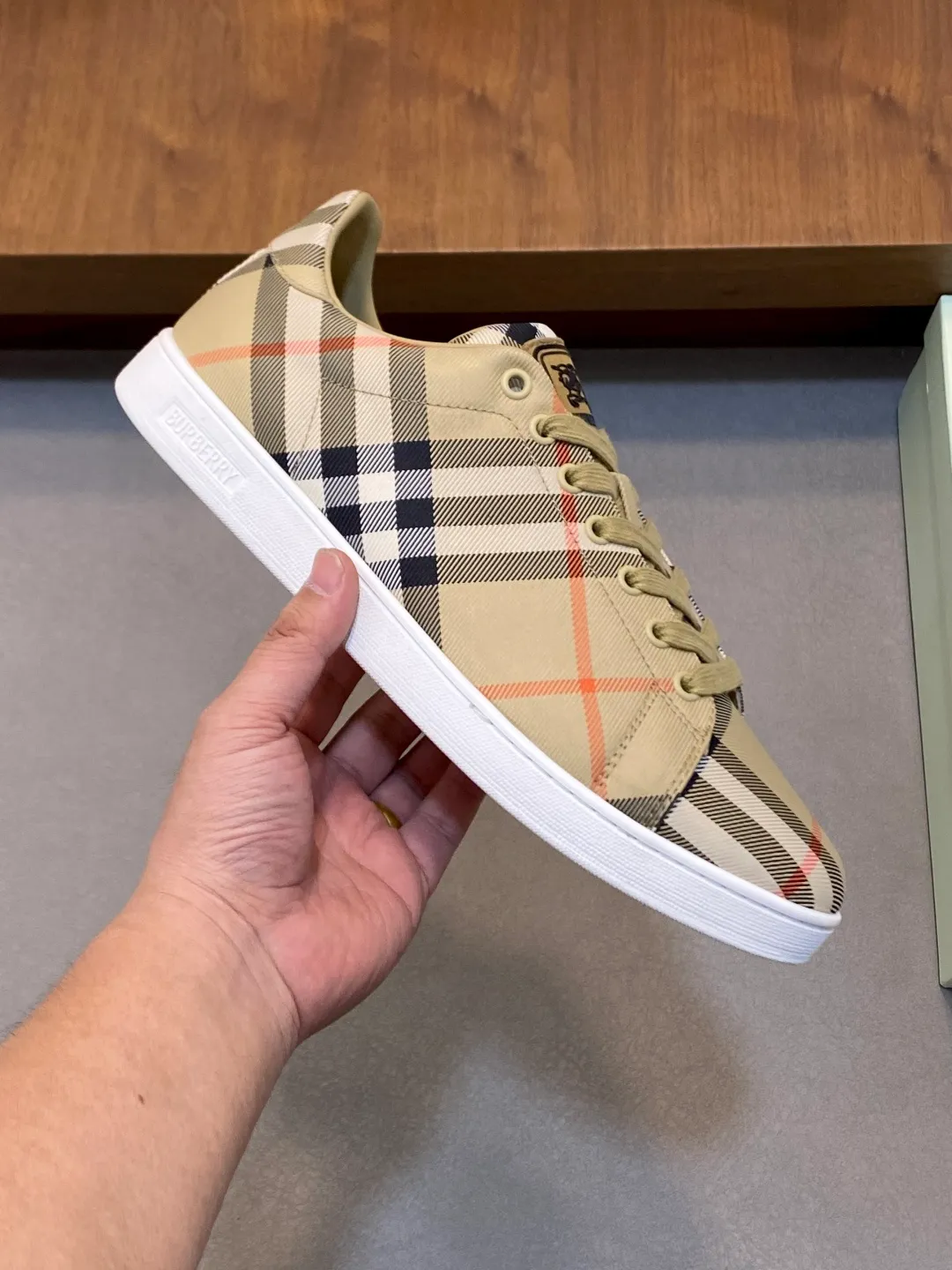 Men's men's shoes 💰400【New style】⛺️⛺️𝐁𝐔𝐑𝐁𝐄𝐑𝐑𝐘# Burberry's new war horse plaid casual sneakers, new terrace casual sneakers·Burberry's classic elements, super comfortable shoes··Knight blue anti-slip soles Finally I saw the latest diagonal plaid sneakers, the color is really nice and can be worn with any kind of sneakers. The sneakers are made of cotton blended fabric. Crafted in an Italian workshop, it features a worsted Burberry check pattern. Featuring a mesh lining and checkered laces, the rubber sole features the archive Burberry monogram. From Burberry's iconic collection, these wardrobe staples are interpreted with the brand's signature style. The round toe is embellished with the Equestrian Knight logo (EKD) label on the tongue. The leather insole is embellished with the Burberry letter logo on the sole. Size: 38-44 (customized for 45 and 46)